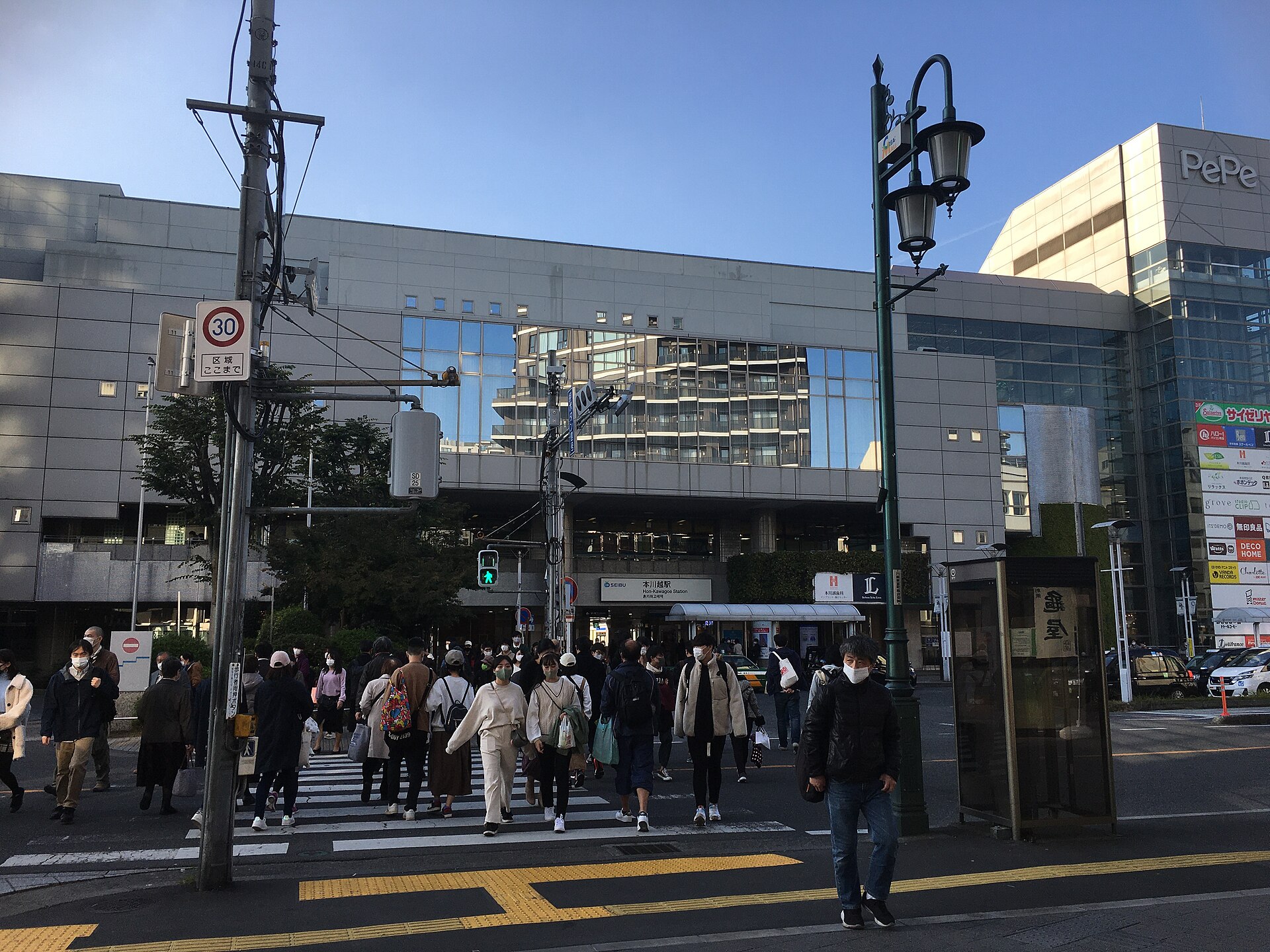 本川越駅の前の交差点